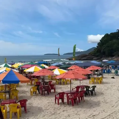 Vídeo da Luni na Praia do Tenório, em Ubatuba, com guarda-sóis coloridos na areia