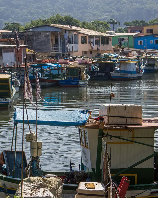 Barcos coloridos de pesca atracados na Barra dos Pescadores, em Ubatuba
